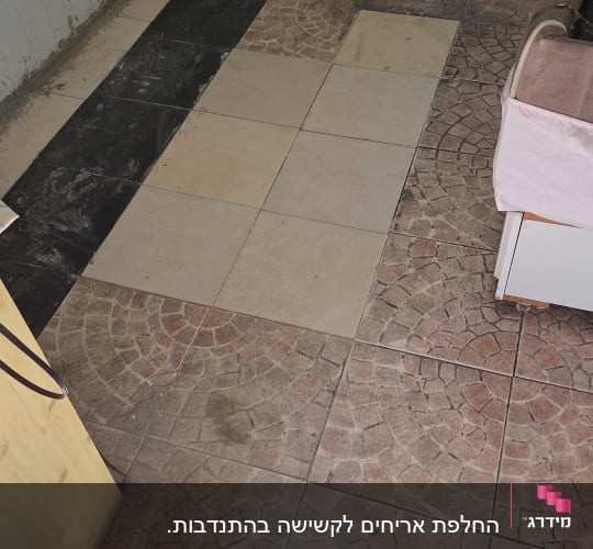 ריצוף חדש עם אריחים בצבעים שונים